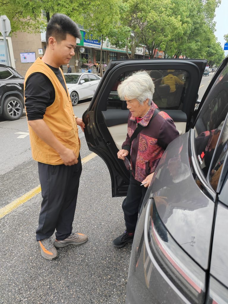 义工团队贴心协助新民村高龄老人下山办理日常事务